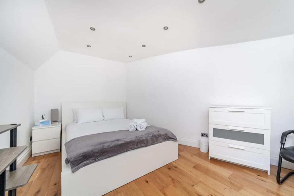Spacious Retreat 2-Bed In Popular Camden Town London Bagian luar foto